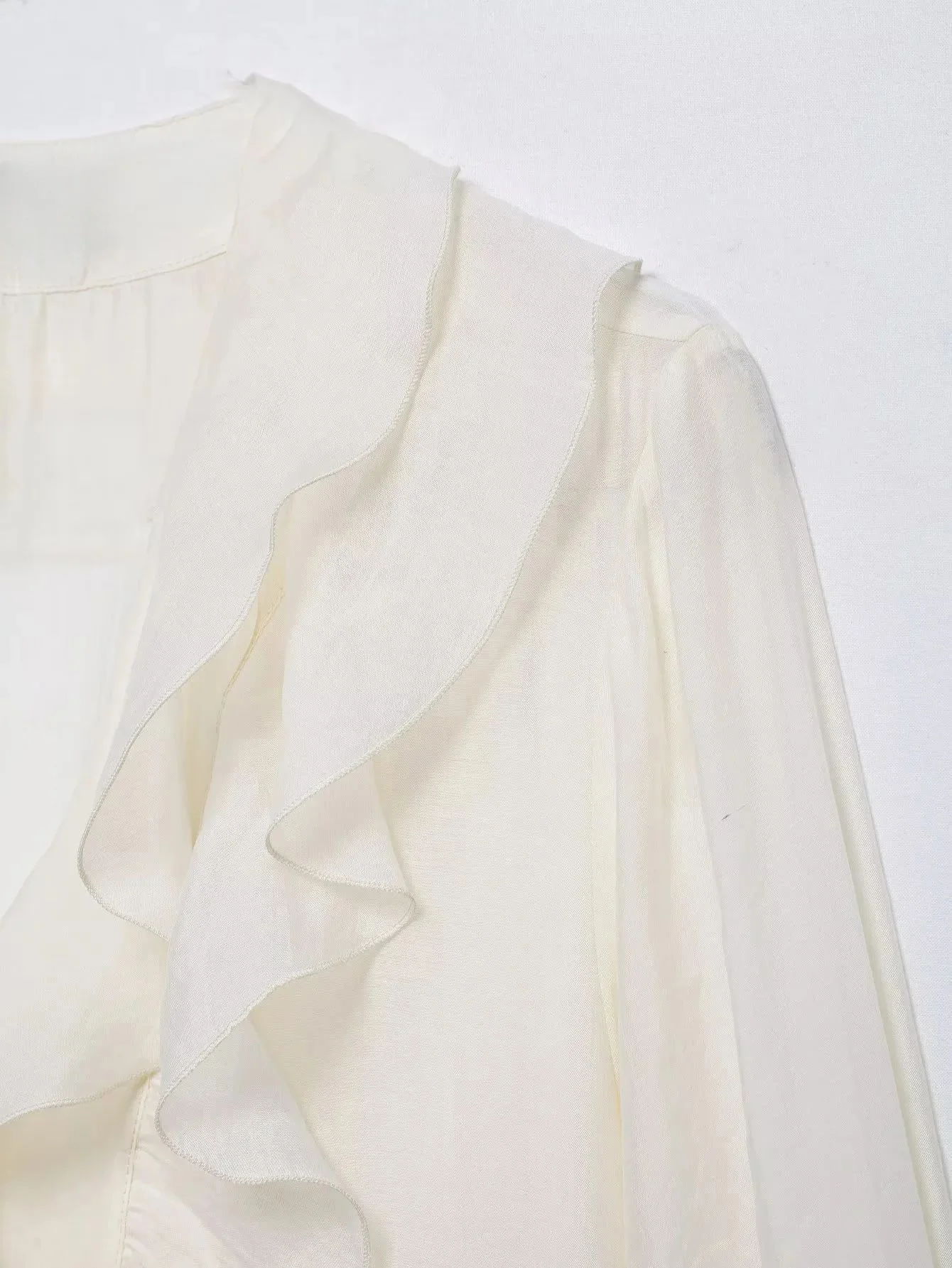 HH Damen Elegante Dünne Einfarbige Sommer-Bluse mit Rüschen, V-Ausschnitt und Puffärmeln, Lässige Damenbluse für Frühling 2026 und Abschlussfeier – Detail 9