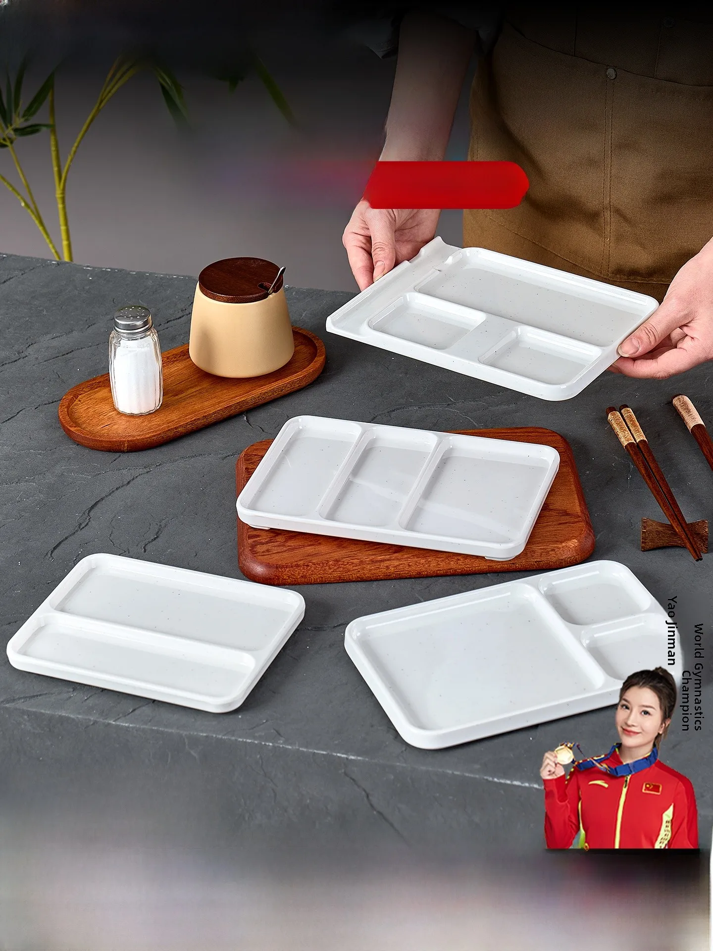 Plato rectangular coreano para barbacoa con cuatro compartimentos para salsa, ideal para barbacoa, hot pot y brochetas.