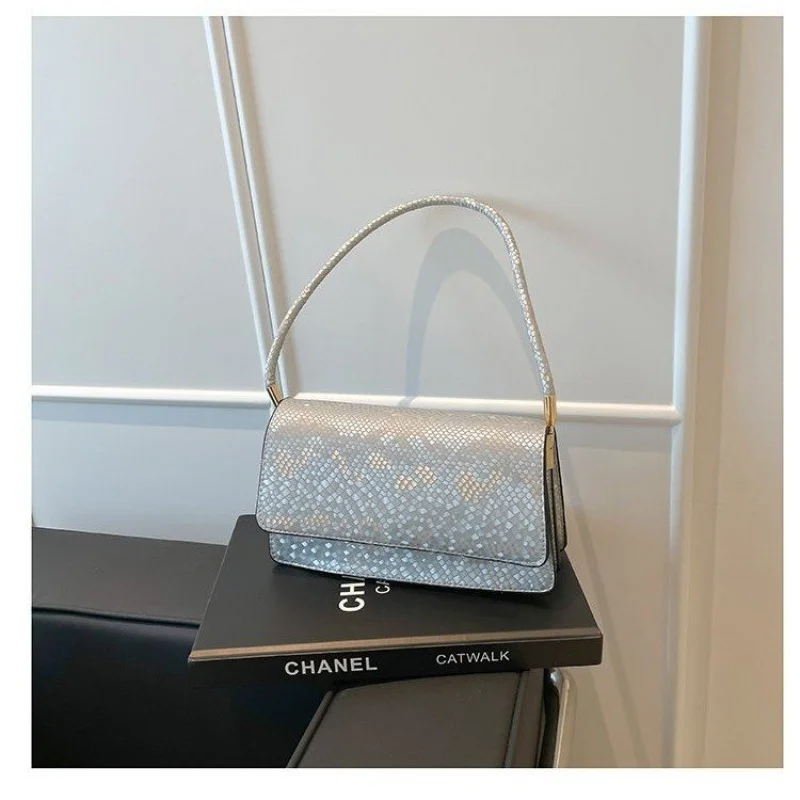 กระเป๋าถือหนังแบรนด์หรูสำหรับผู้หญิง ดีไซน์เรียบหรู ทันสมัย ปี 2025 ผลงานดีไซเนอร์ชื่อดัง ยอดนิยม คลาสสิก ​