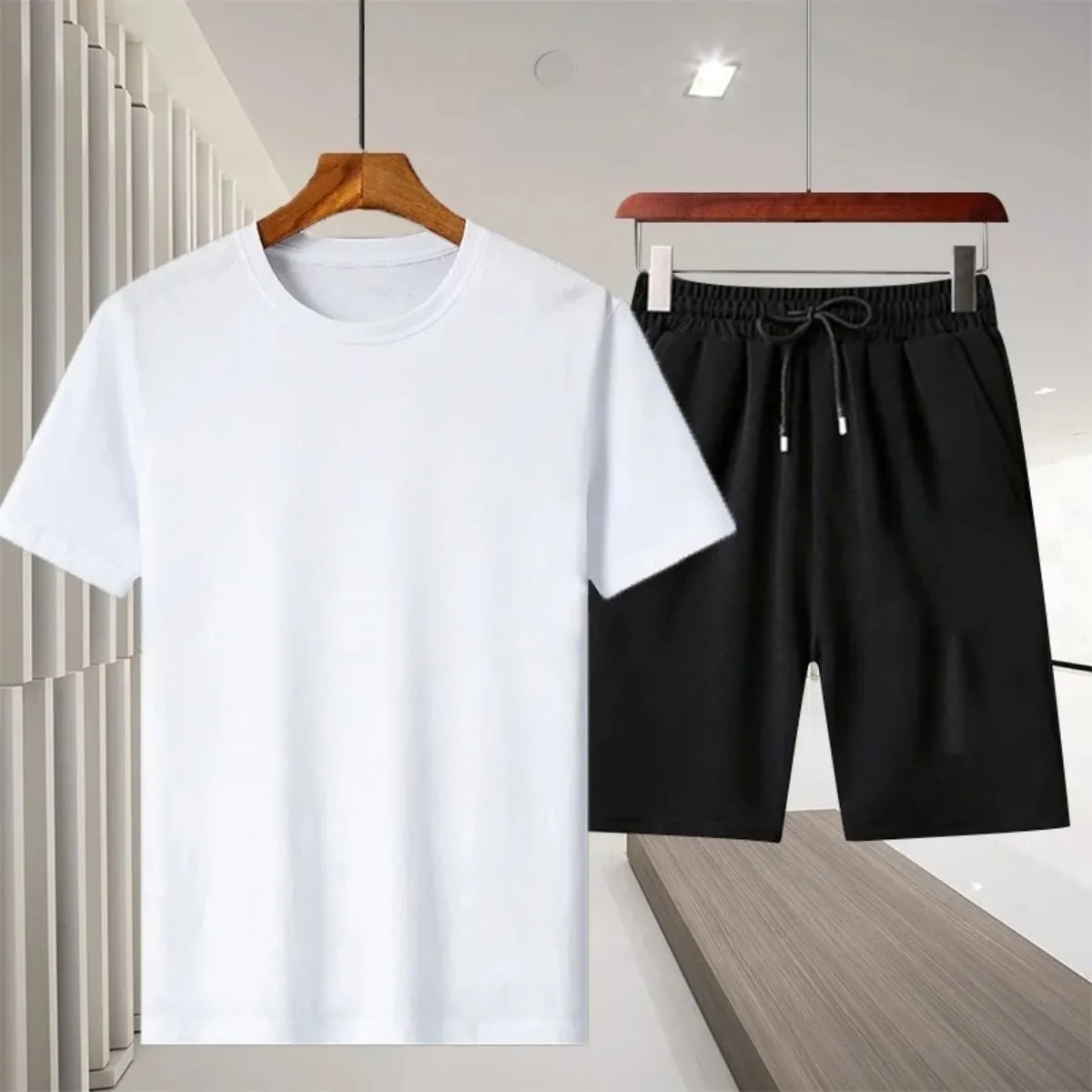 

New Men's Set Features A Loose and Comfortable Round-neck Short-sleeved T-shirt Paired with Tight-waisted Five-inch Shorts