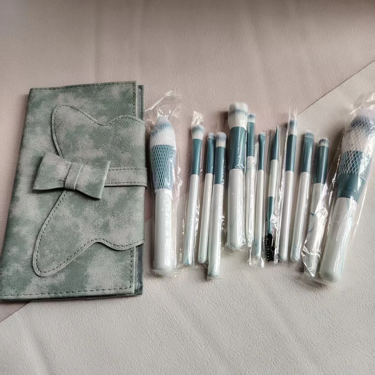 Venda quente portátil vegan compõem conjunto de escova pó fundação olhos escovas kit de pincéis de maquiagem com saco