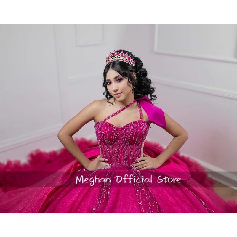 Wykwintne sukienki Quinceañera z koralikami dla dziewcząt, z jednym ramieniem, kokardą, gorsetem, iluzją, plisami, Vestidos De 15 Plus, z możliwością personalizacji.