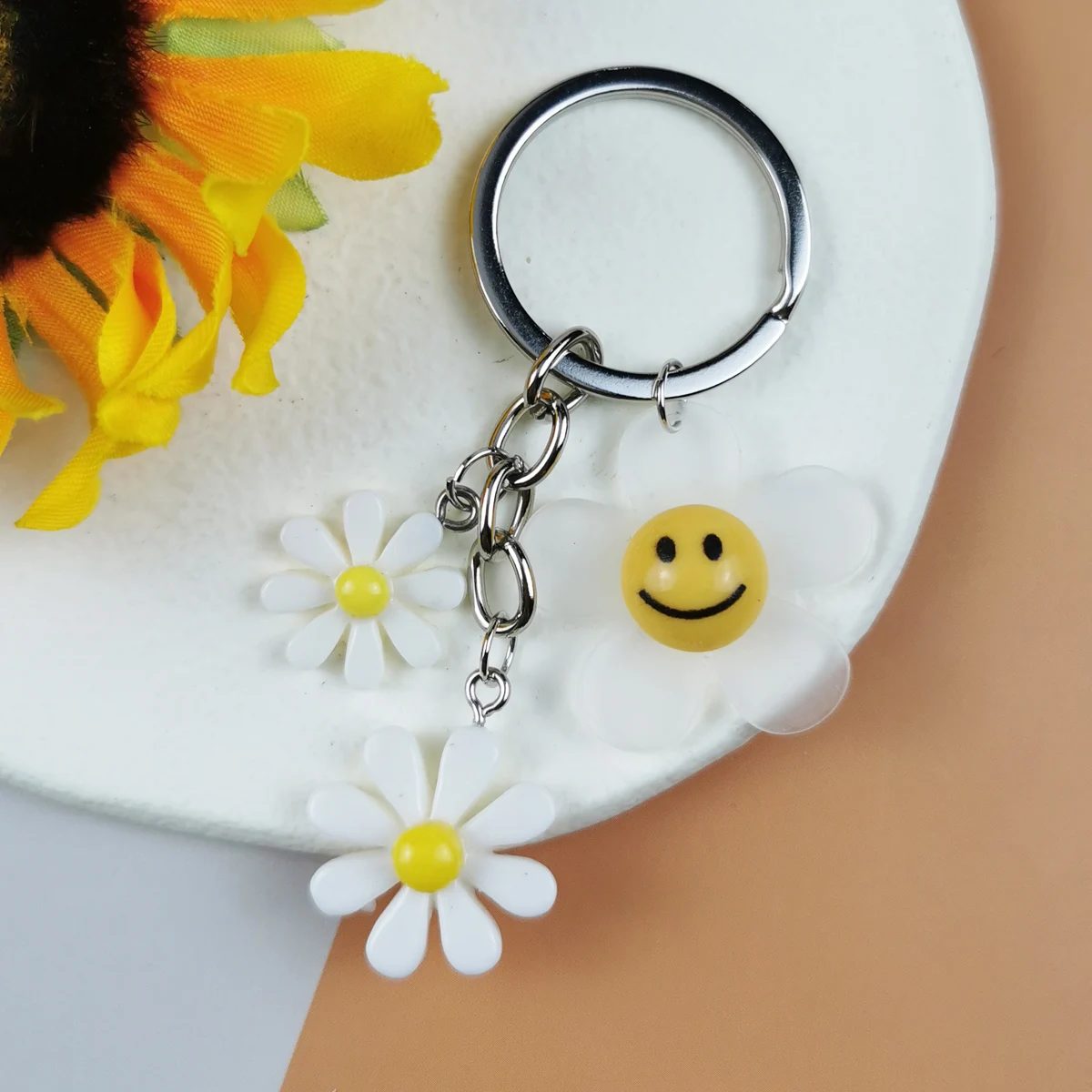 1Pcs Lovely Daisy Keychains Smile Face Flowers Plants Key Rings For Women Girls Friendship Gift Handbag Decoration