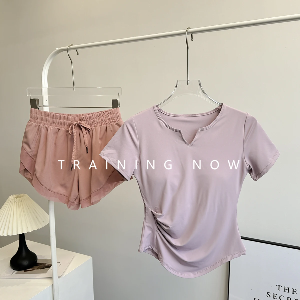 

Yoga suit women's suit 2025 new Pilates training morning jogging with chest pad running fitness exercise short-sleeved top