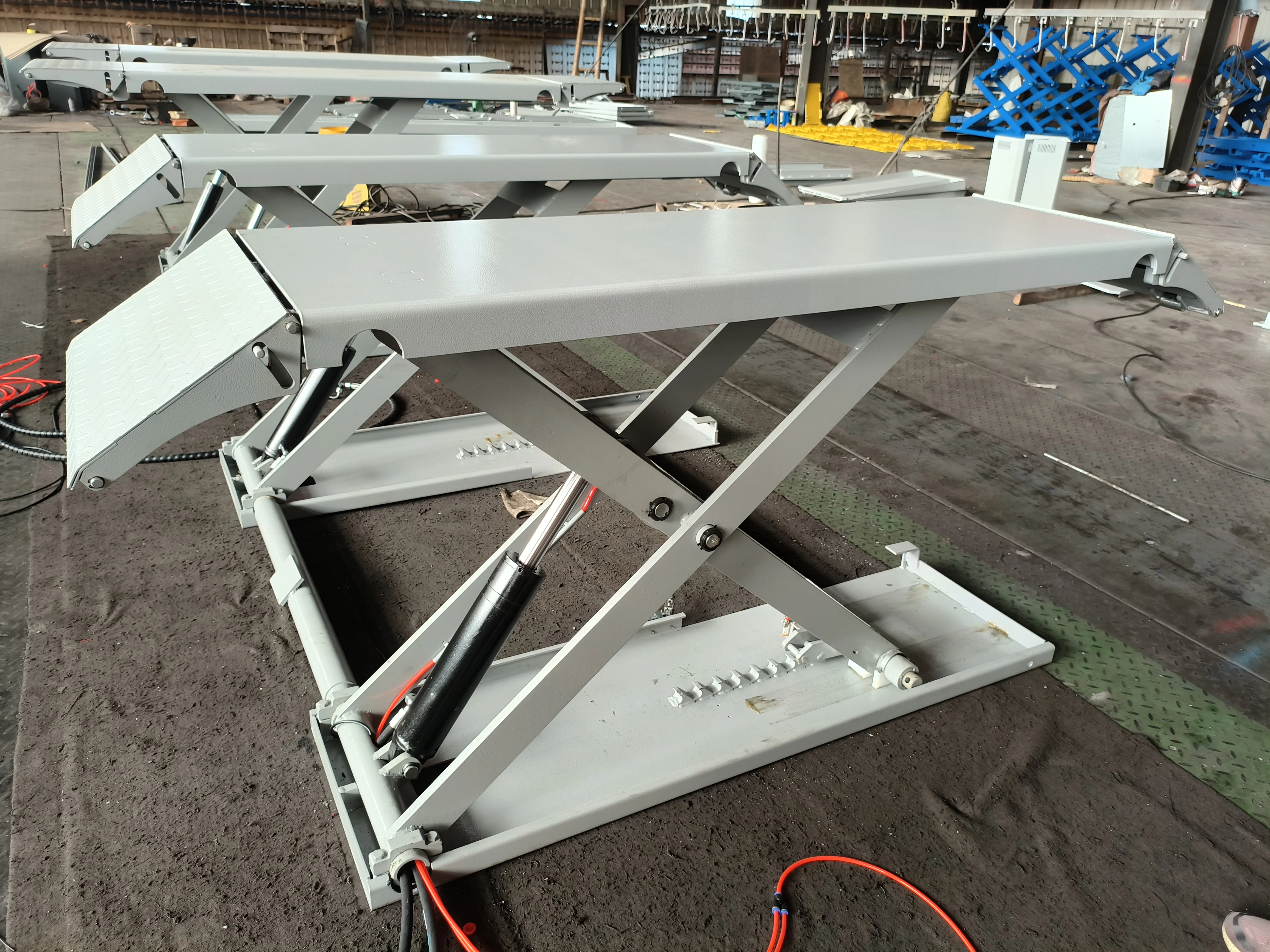 Hydraulic Scissor Two Post Car Lift With Mid-position Movable Design And 3 Ton Capacity