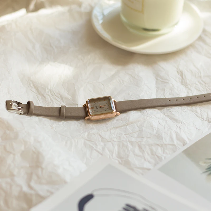 女性用の新しいクォーツスクエアレザーストラップウォッチ、エレガント、シンプル、クラシック、レトロ、ファッショナブル、絶妙、トレンディ、そしてハイエンド。