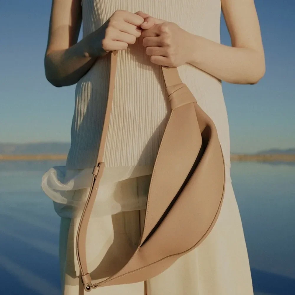 

New style shoulder bag - smooth, large capacity, pillow-shaped cowhide shoulder bag, tailored niche, for travel use