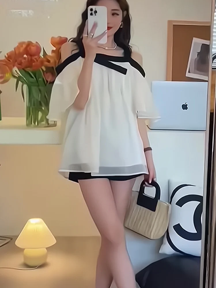 قميص نسائي صيفي أنيق بأكمام قصيرة وتصميم كوري مستقيم بقصة مفتوحة على الكتفين ولونين متباينين، مثالي للعمل والمناسبات.