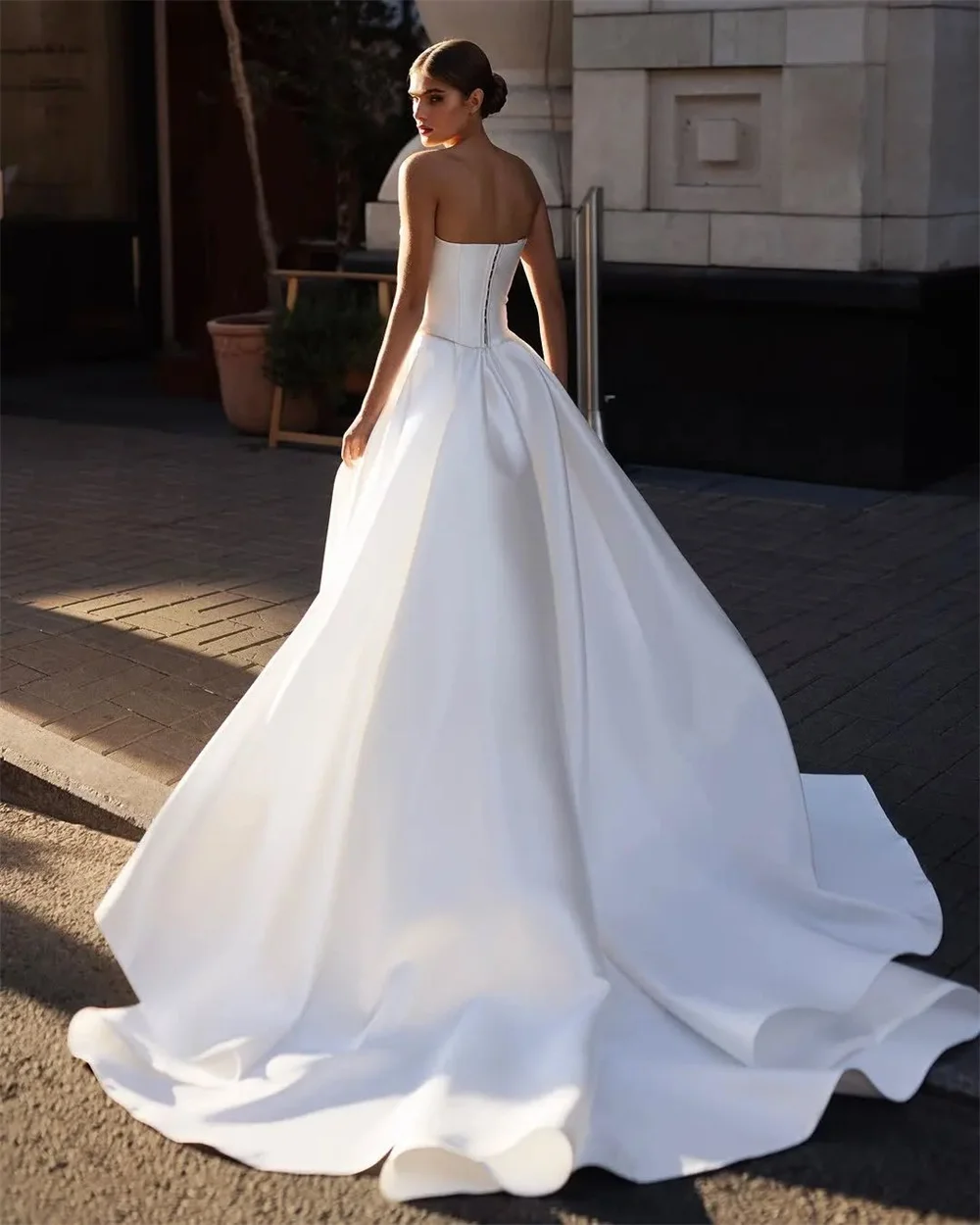 Gaun pengantin Tokyo putih custom, model high split samping, tanpa tali, tanpa lengan, potongan A-line, dengan veil pengantin, ekor court, dan ritsleting belakang.