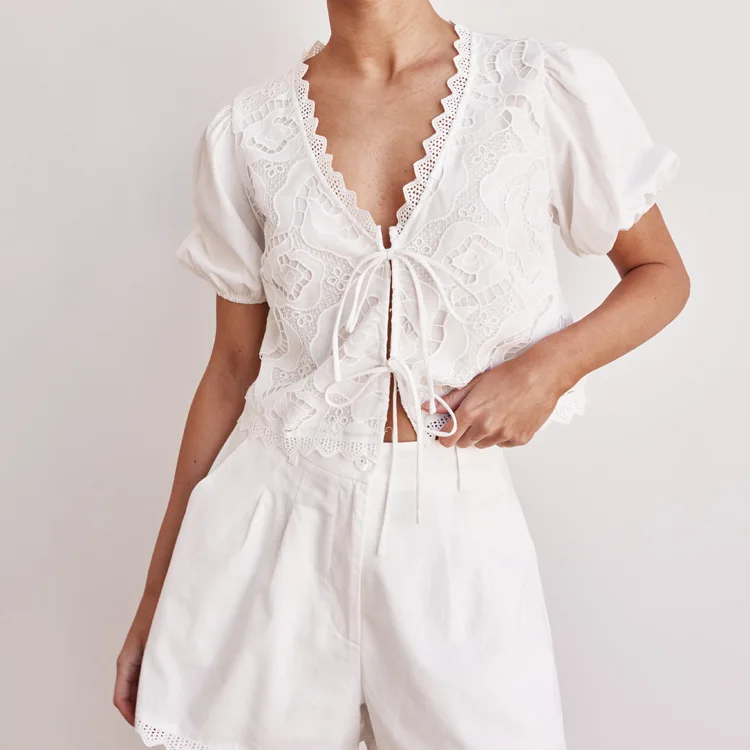 Algodão oco costura design terno feminino 2025 verão novo decote em v manga curta rendas topo e shorts terno de duas peças