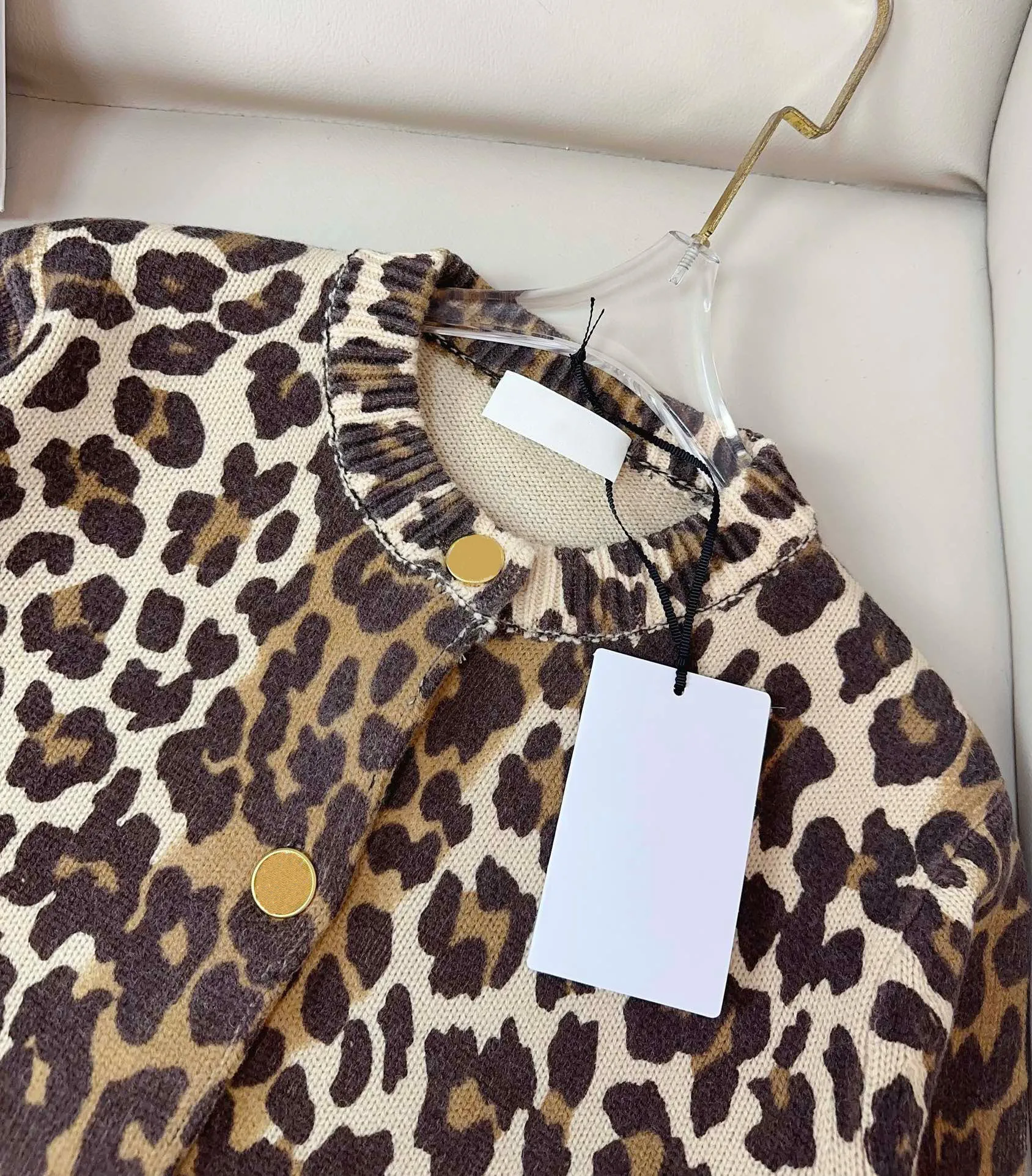 2024 New Printed Leopard Print Wool Knitted Cardigan, Comfortable, Skin Friendly, Personalized, And Age Reducing Women\'s Jacket