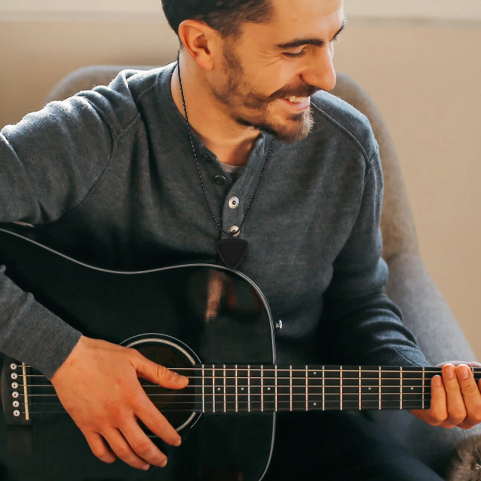 

Guitar Pick Holder Necklace Silicone Double Sided Triangle Pendant Plectrum Storage Sleeve For Musicians Portable Guitar