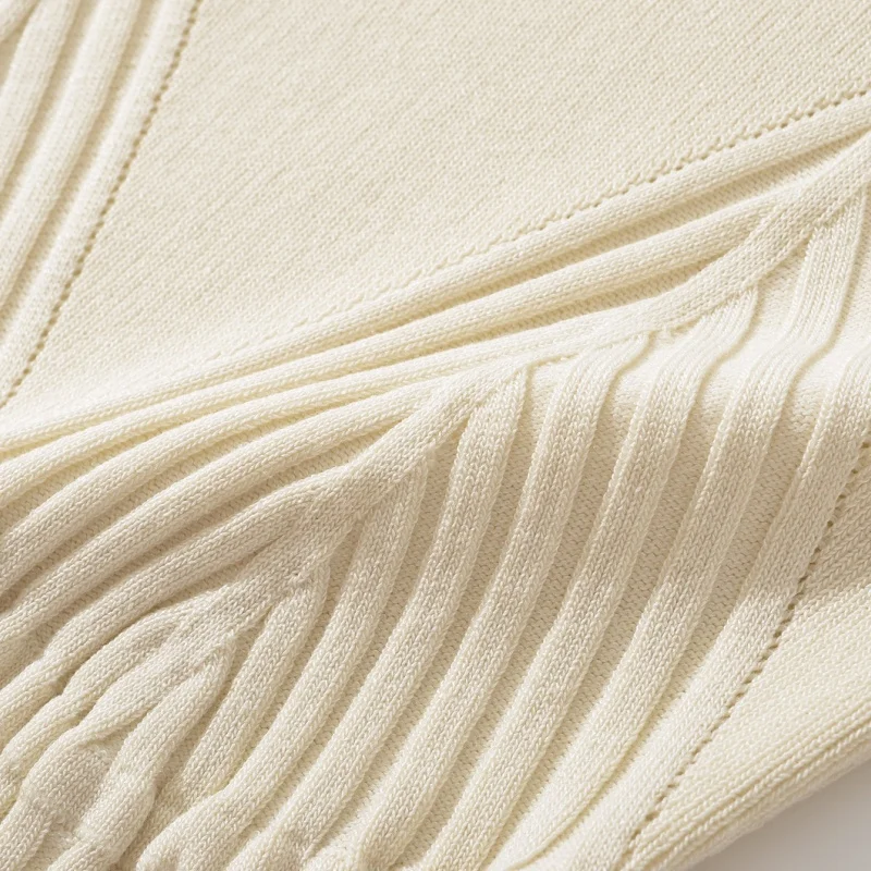 Jesienno-zimowa dzianinowa spódnica o dopasowanym kroju, z wysokim kołnierzem, plisowana, elegancka, długa, lekka, dla dojrzałych kobiet.