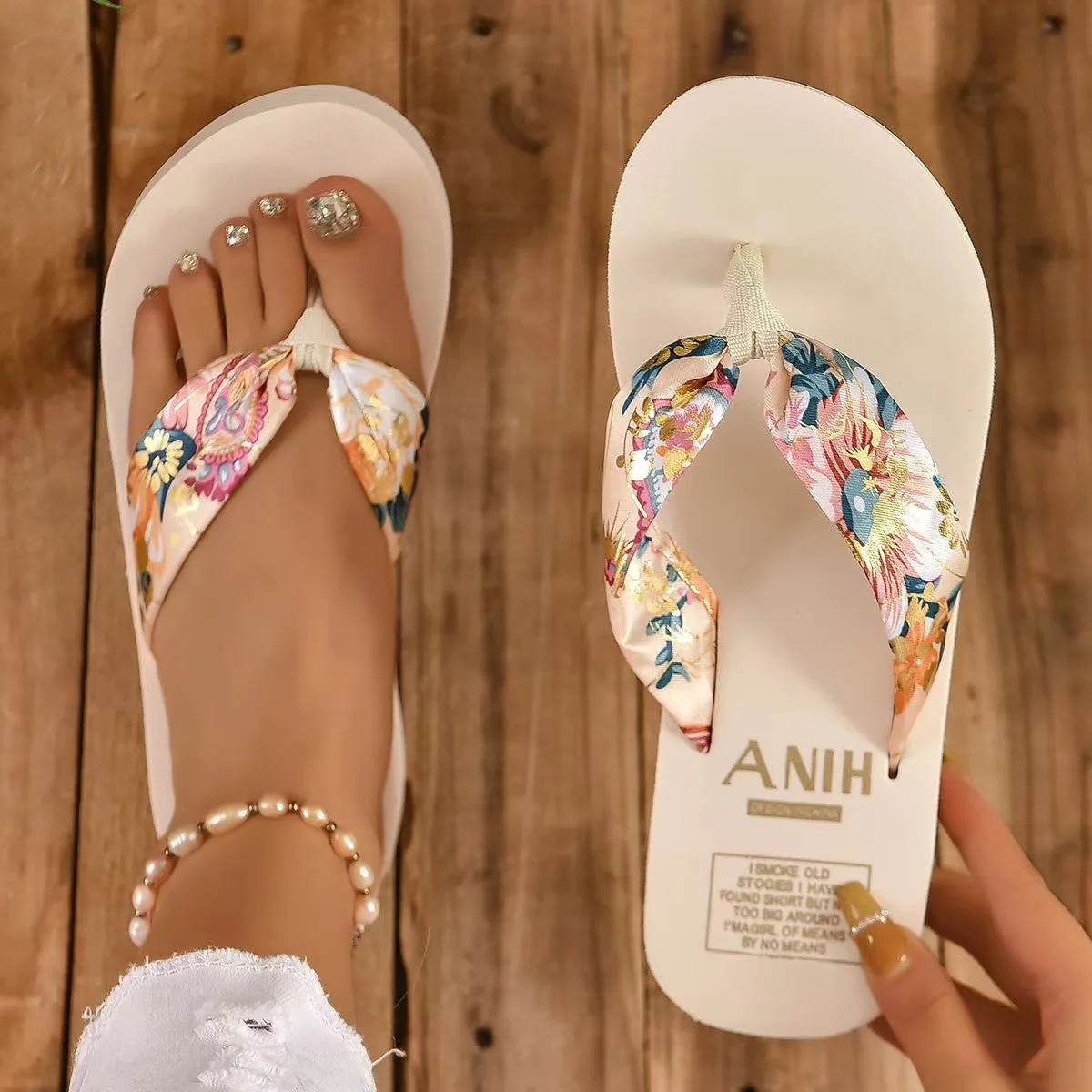 

Fashion Flip Flops Women Retro Floral Flat Shoes Satin Beach Shoes Women Light Home Slippers Slides Outside Zapatos Mujer