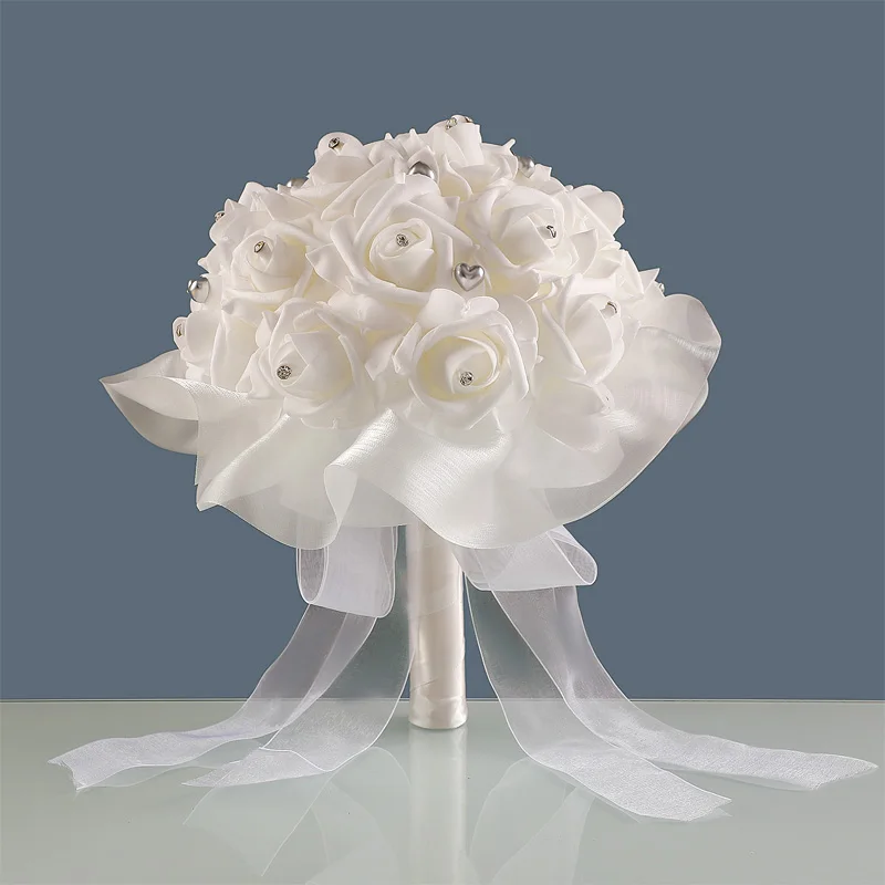 buque-classico-eterno-rosas-falsas-elegantes-emparelhadas-com-decoracoes-em-forma-de-coracao-e-fitas-macias-adequadas-para-casamentos-na-igreja