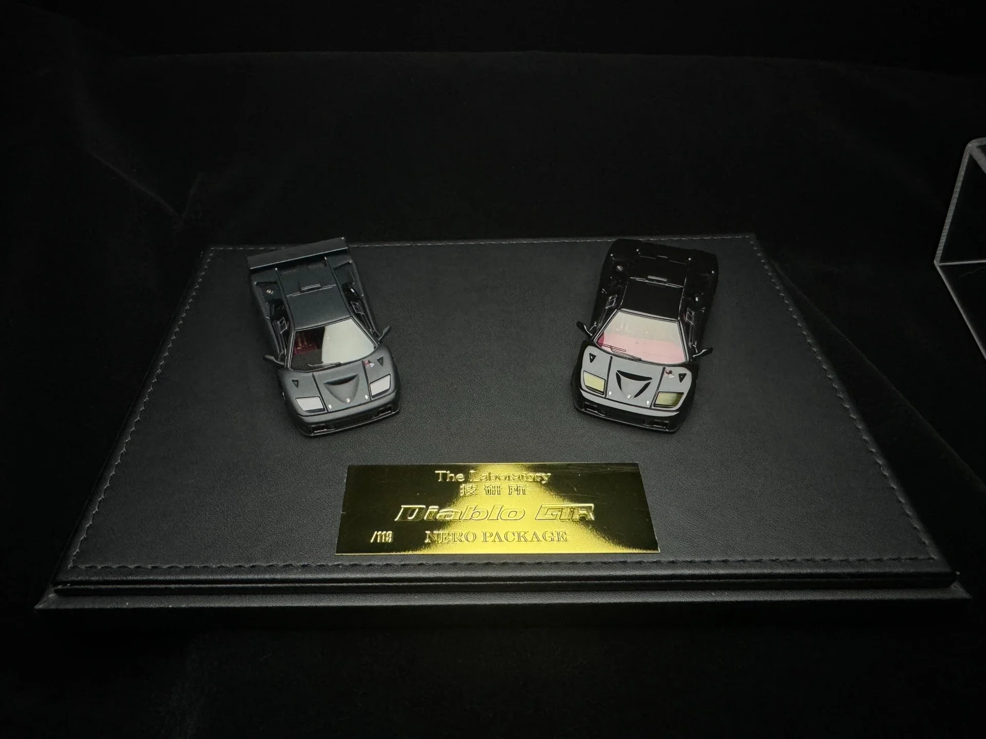 Zonzo Studio 1:64 Diablo GTR Dual Car Set Wycofany z produkcji Model Statyczny Samochodu z Żywicy i Metalu, Edycja Limitowana, Prezent