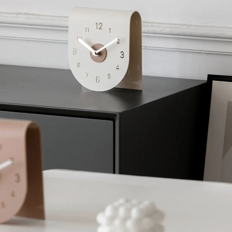 Living room - Simple and elegant, with an artistic style. Desk with clock. Simple artistic desktop clock. Bedroom decoration - H