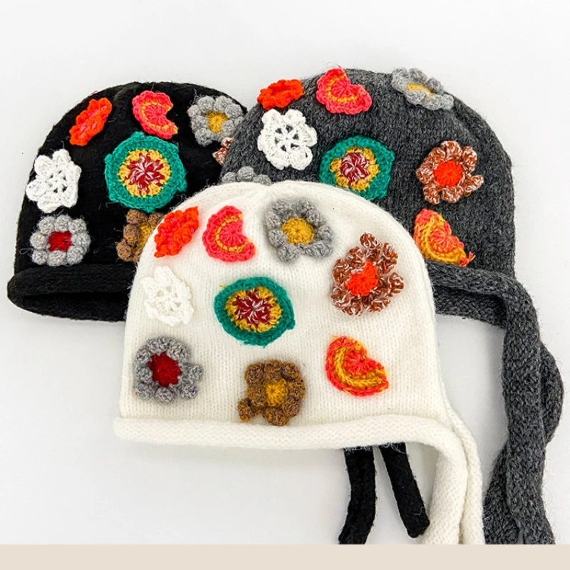 Koreanische bunte Strickmütze mit Blumenmuster und Ohrschutz, warme Wintermütze für Damen, winddichte Bombermütze für den Außenbereich – Detail 6
