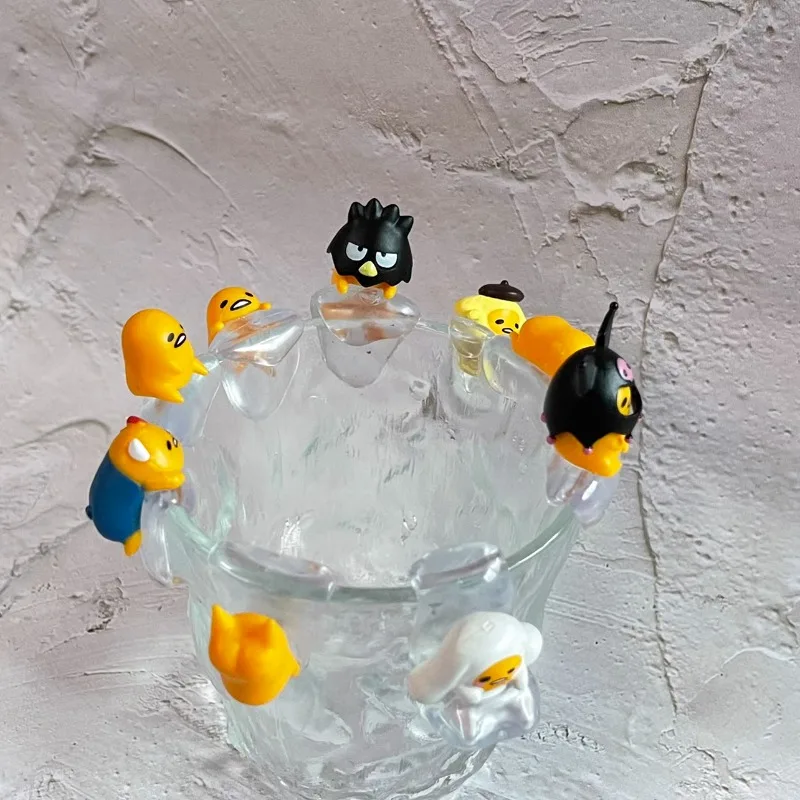 Juguetes de cápsula Gashapon japoneses Gudetamas en la taza modelos de vestir juguetes de modelos periféricos de dibujos animados