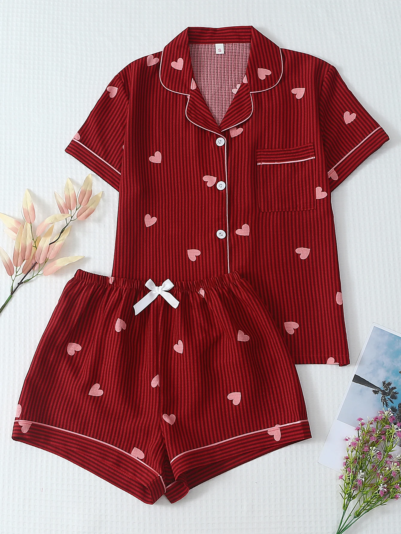 conjunto-de-duas-pecas-de-pijamas-e-roupas-de-lazer-femininas-confortaveis-com-estampa-de-amor-camisetas-de-manga-curta-com-gola-e-shorts-com-laco-primavera-e-verao