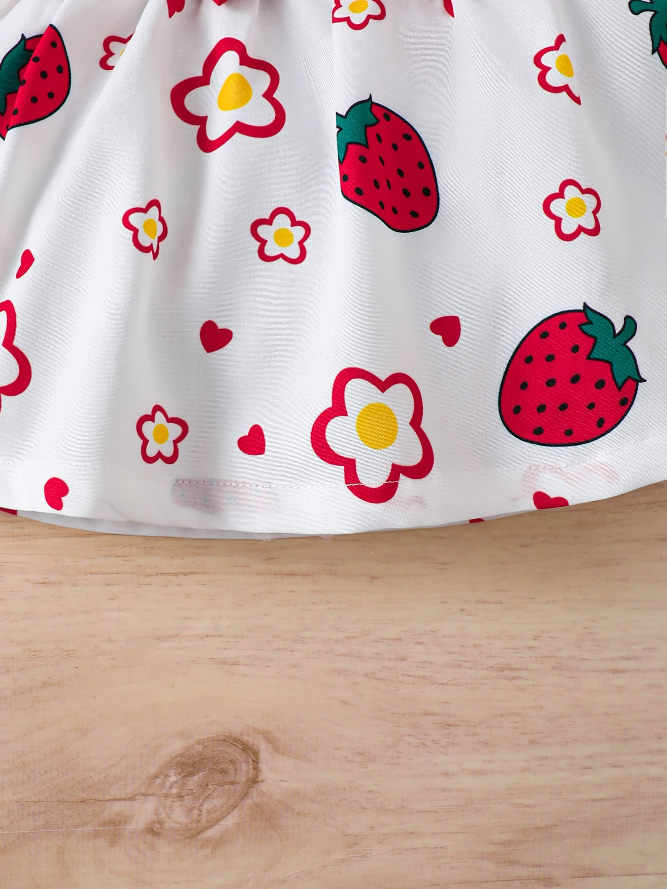 Babykleidung, Mädchen-Set: Ärmelloses Oberteil mit Rüschen, Rock mit Schleife und Erdbeer-Print, modisches Set für Kleinkinder im Alter von 0 bis 3 Jahren. – Detail 6