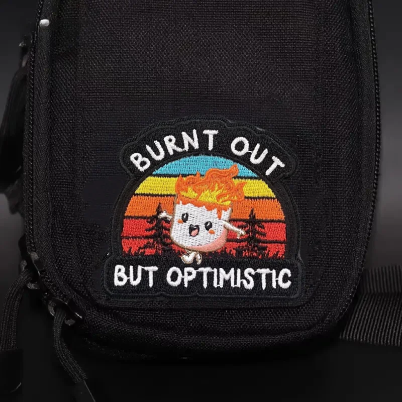 Patch tactique "BURNT OUT BUT OPTIMISTIC", Badge brodé de moral, crochet et boucle, sac à dos, vêtements, décoration, autocollant, brassard