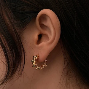 أقراط مطوية متموجة غير منتظمة للنساء الرجعية العصرية المعدنية النحاس تصميم بسيط مزاج مجوهرات الأزياء العليا أفضل 6 هدايا مبيعات لامرأة تبلغ من العمر 60 عاما - رقم 1