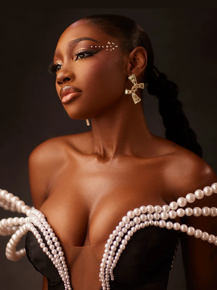 Vestido maxi preto chique VC com ombro de fora e design de fenda alta com corte de pérola para festa de gala vestido glamoroso