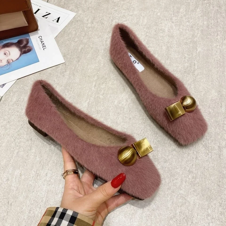 Sepatu bulu wanita, Kasut tunggal elegan merek pesta lembut nyaman warna merah muda hitam ukuran besar 42 DX227 musim dingin