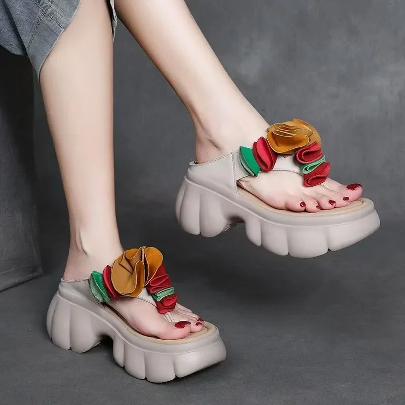

Универсальные шлепанцы на лето 2021, пляжные сандалии на толстой подошве с бисквитом, модные уличные тапочки на платформе с цветочным принтом