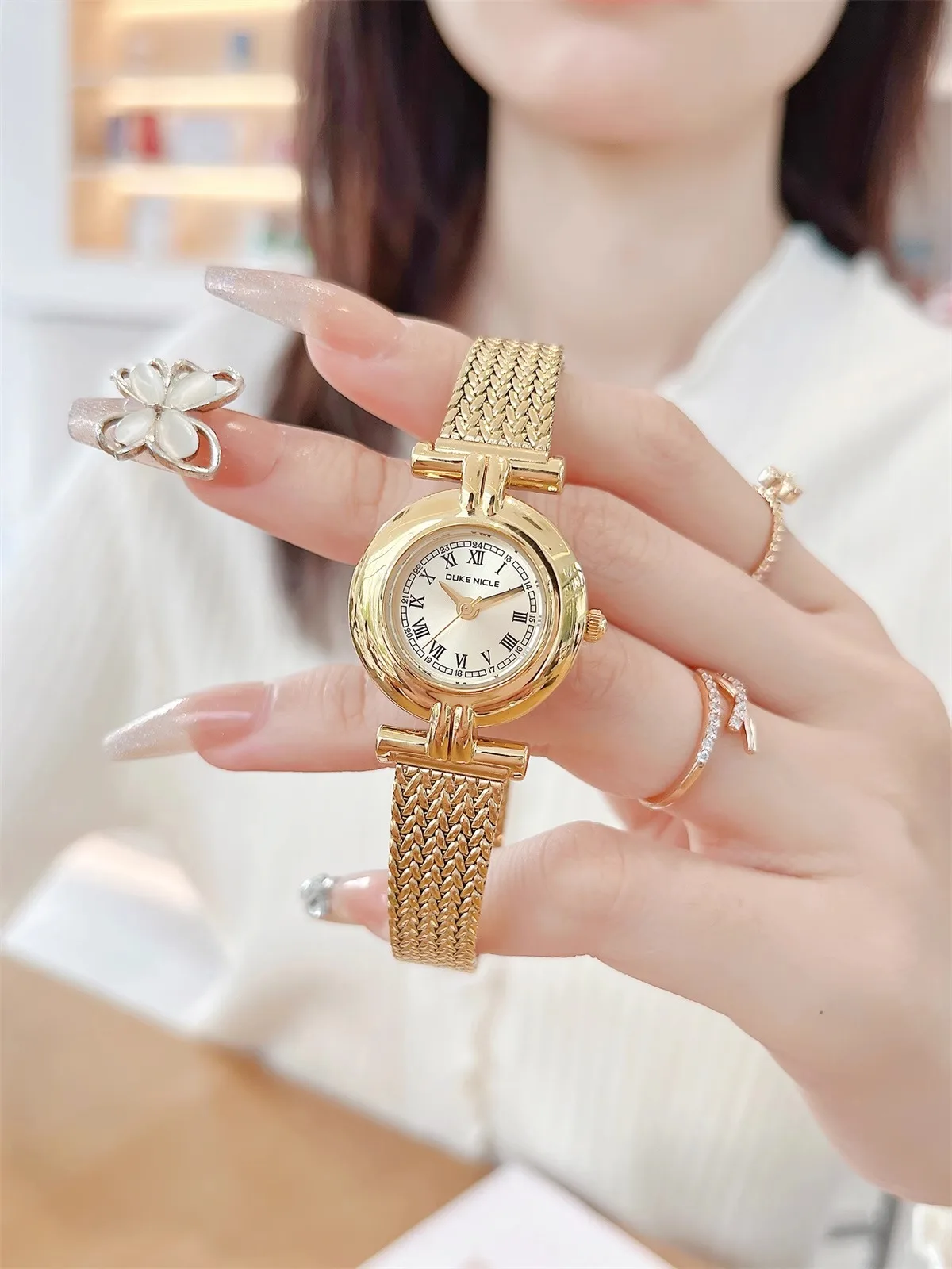 ساعة نسائية 2026 نمط جديد ضوء فاخر الراقية ساعة ذهبية ريترو صغيرة أنيقة ورائعة هدية للنساء على مدار الساعة اكسسوارات #1