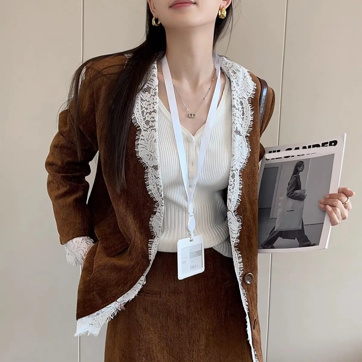 เสื้อสูทสไตล์ลำลองแบบใหม่สำหรับฤดูใบไม้ผลิและฤดูใบไม้ร่วง ปี 2025 ดีไซน์หลวม ตกแต่งด้วยผ้าลูกไม้