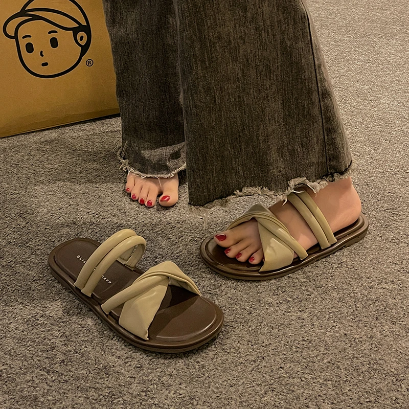 Flat Slippers Female Summer Wear 2024 New Korean Version of The French Evening Wind Temperament Fairy Leisure Beach Sandals