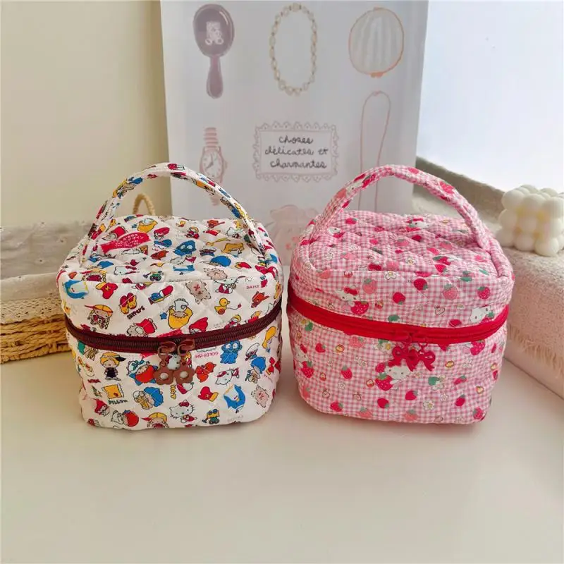 

Косметичка Sanrio Hello Kitty: портативная, вместительная, с мультяшным дизайном, на шнурке, для ванной и путешествий, для косметики и инструментов.