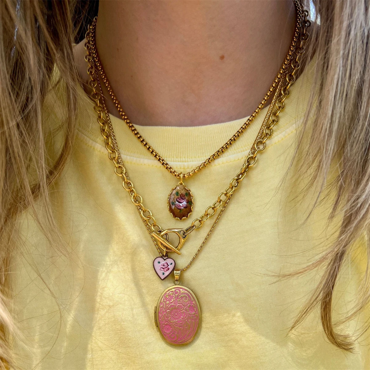 Retro-Halskette mit ovalen, herzförmigen Anhängern, bunter Schmuck im Bohème-Stil für Damen, vergoldet. – Detail 5