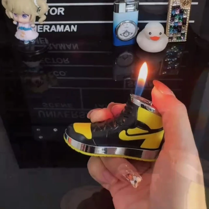 

Fashionable Portable Keychain Shoe Shaped Inflatable Lighter, Butane Gas Pendant, Open Flame Outdoor Lighter, Men's Small Gift