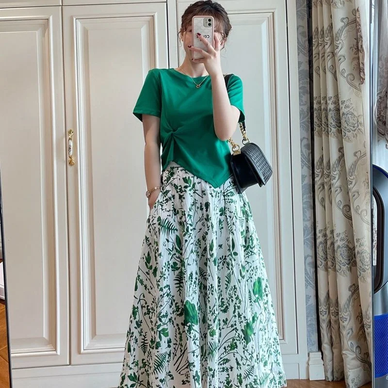 Faldas por debajo de la rodilla con estampado elegante de verano para mujer, camisetas cortas verdes, conjunto de dos piezas, Tops plisados a la moda para señora nueva, trajes de falda