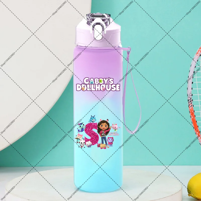 Bottiglia d'acqua per casa delle bambole Gabby da 750 ml con cannuccia Cartoon Anime Lettera AZ Stampa Ragazze Bottiglie sportive all'aperto carine Regalo per feste scolastiche