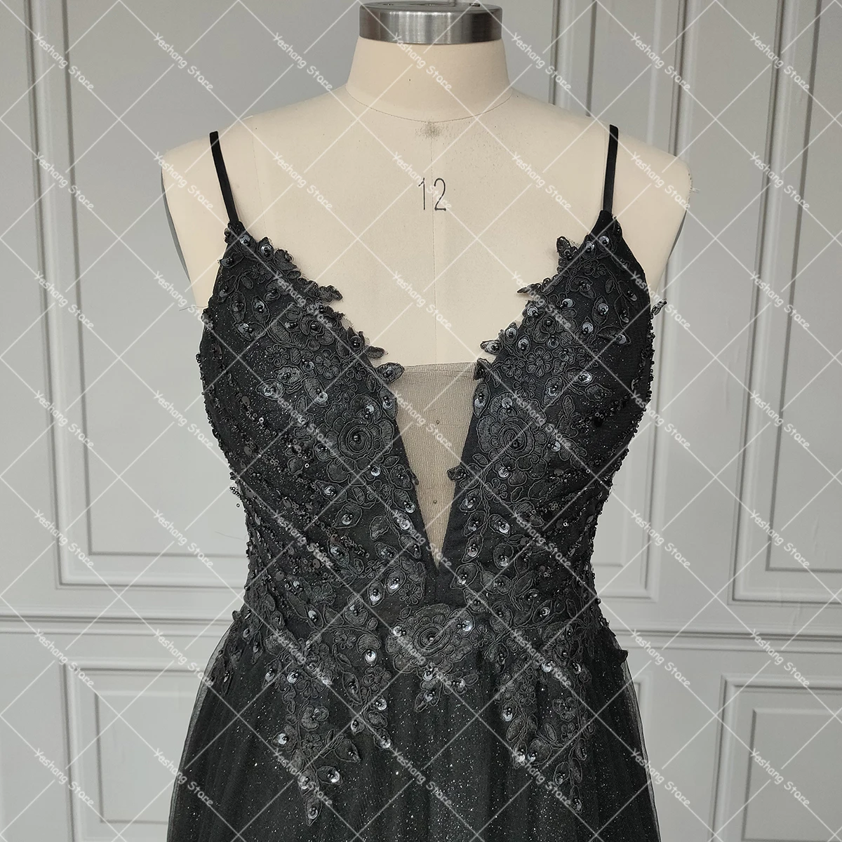 Vestido de novia negro con tirantes finos, tul brillante, cuentas, personalizado, gótico, Halloween, escote en V bajo, sin espalda