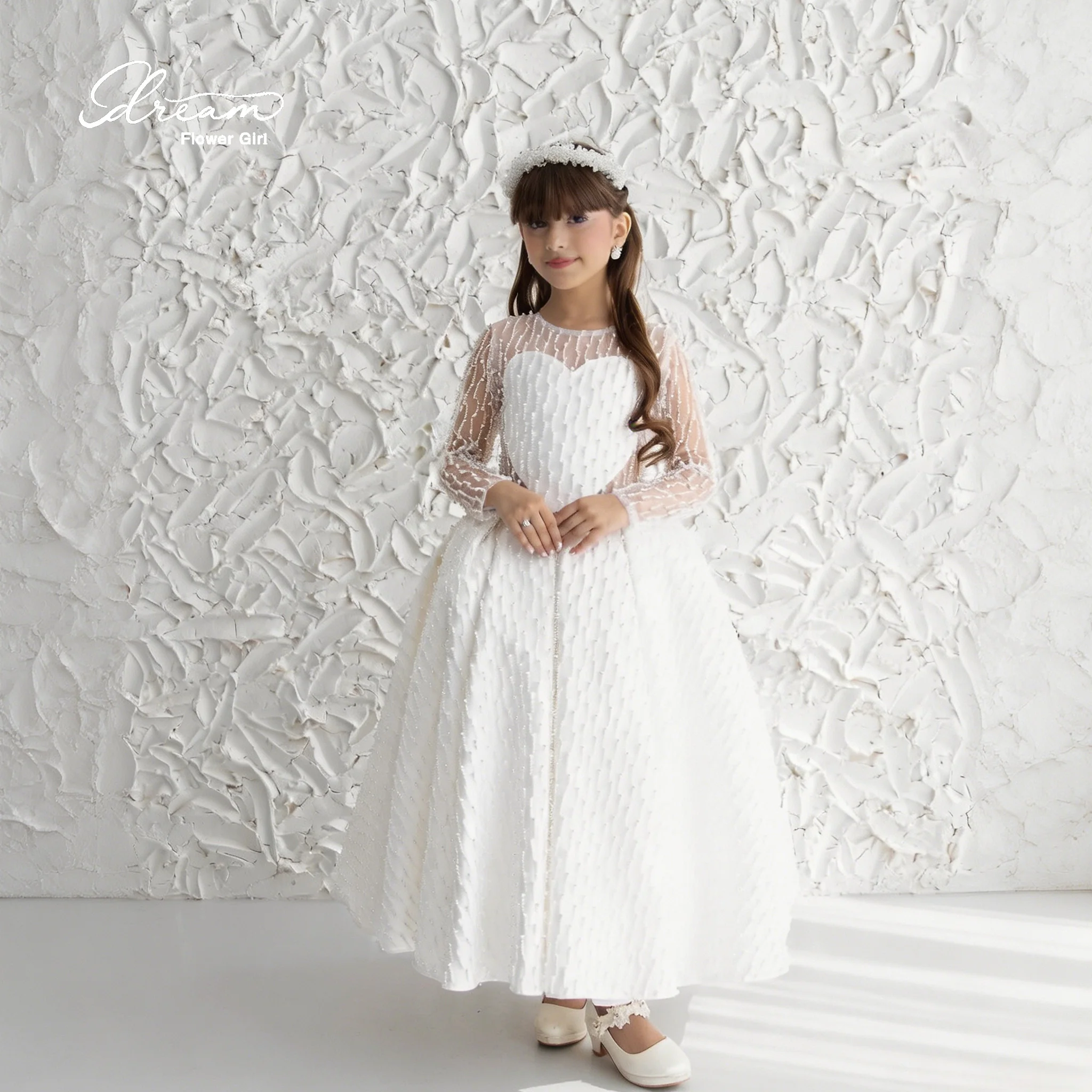 Fashionable flower girl ankle-length voluminous skirt evening dress, featuring beading and a white heart-shaped neckline