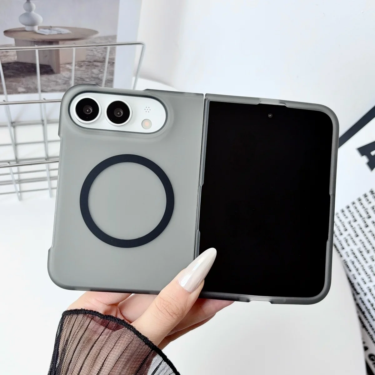 Coque de téléphone pliable translucide mate magnétique Magsafe pour iPhone Fold, iPhone Duo 18, coque en PC transparente ultra-fine et agréable au toucher.
