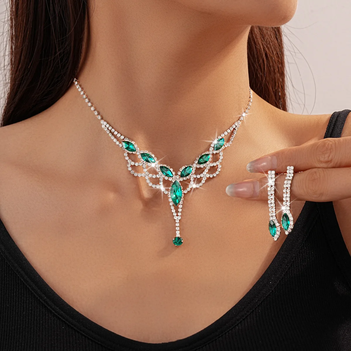 Diamond-encrusted V-shaped water drop fringed necklace, retro court style temperament, versatile collarbone chain, light luxury,
