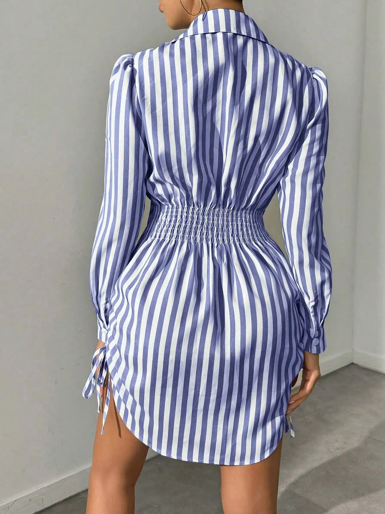 

Платье-рубашка в полоску с завязками по бокам и на талии для женщин