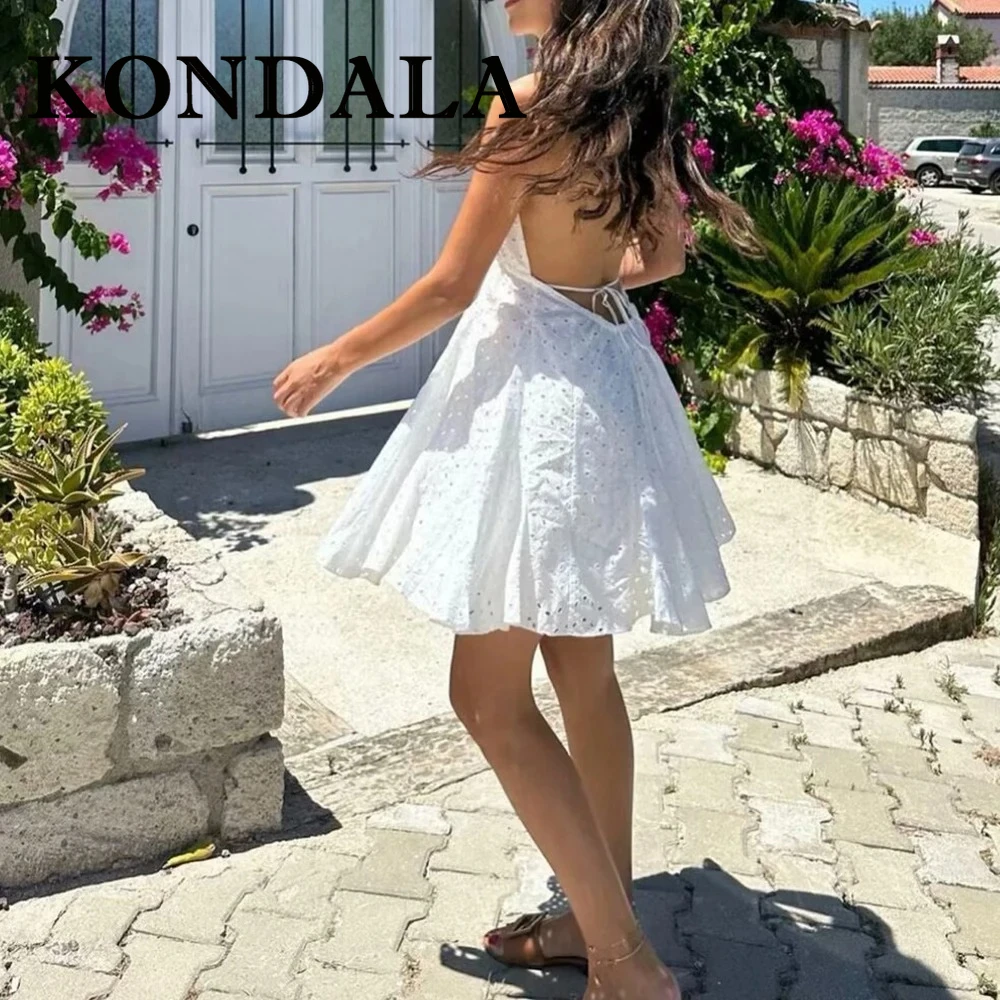 فستان KONDALA أنيق أبيض مفرغ للنساء موضة 2025 فستان صيفي مطرز برقبة على شكل حرف v بدون ظهر ثنيات فستان نسائي صغير