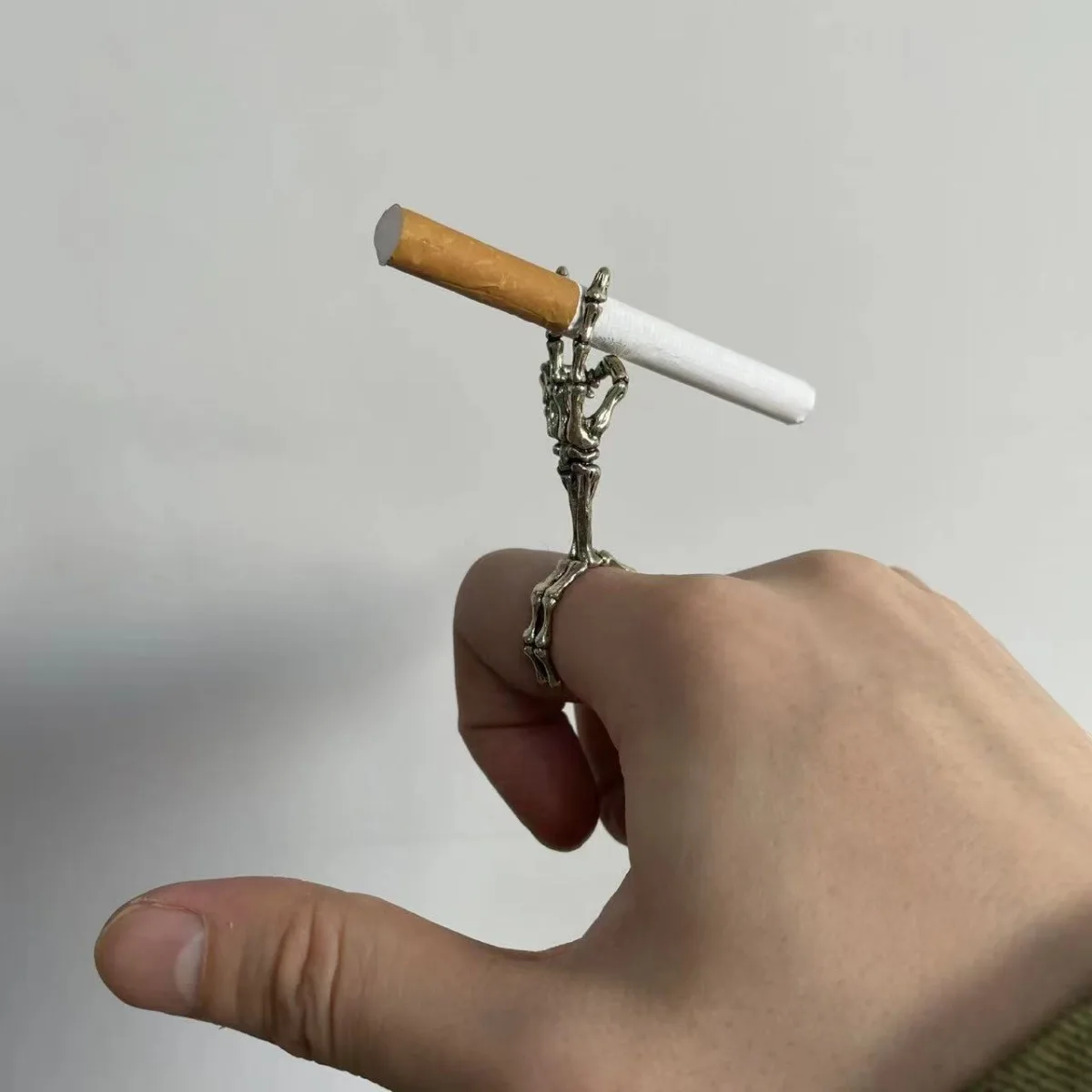 Cigarette Holder Ring Hands Free Metal Smoking Ring No Burnt Fingers Anti Odor Ring Holder for Driving Gaming