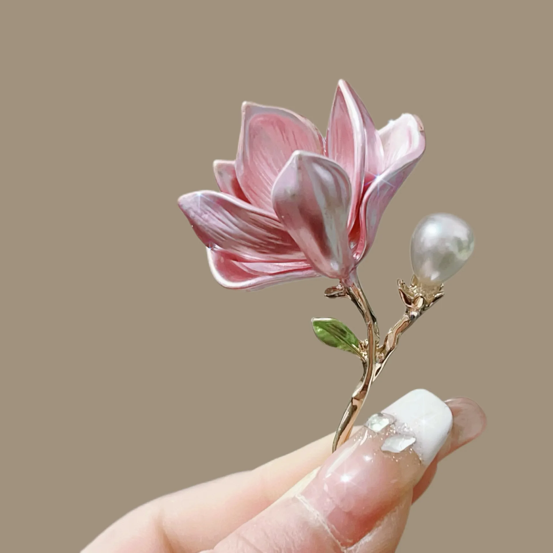Exquisitos broches de flores de Magnolia rosa para mujer, accesorios elegantes, broche de planta de flor de perla esmaltada, joyería para fiesta de oficina