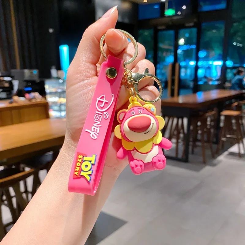 漫画風イチゴの超可愛いクマキーホルダーペンダント、キュートなカップルカーキーホルダーペンダント、PVCドールスクールバッグペンダントキーホルダー