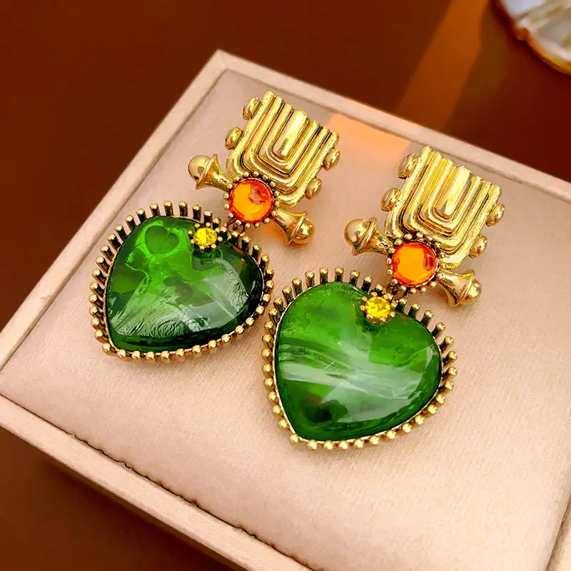 Brincos pendurados de coração de esmalte verde retrô medieval para mulheres brinco pendente metálico texturizado de alta qualidade para banquete k1