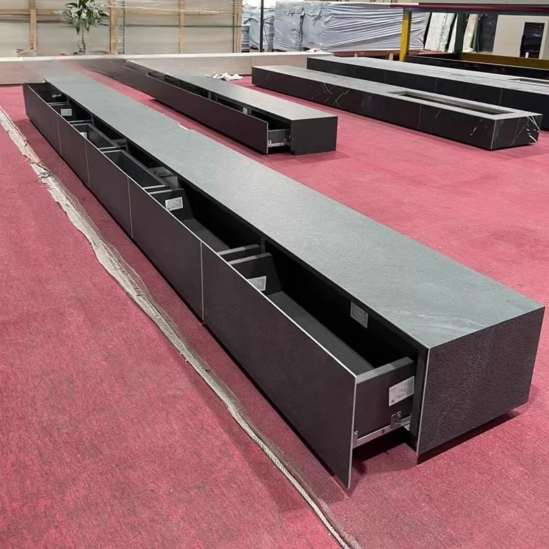 خزانة تلفزيون جديدة من بلاطة الصخور لعام 2025، خزانة أرضية من الذهب الأسود، منصة بولغاري سوداء بسيطة، تخصيص زاوية بيجونيا