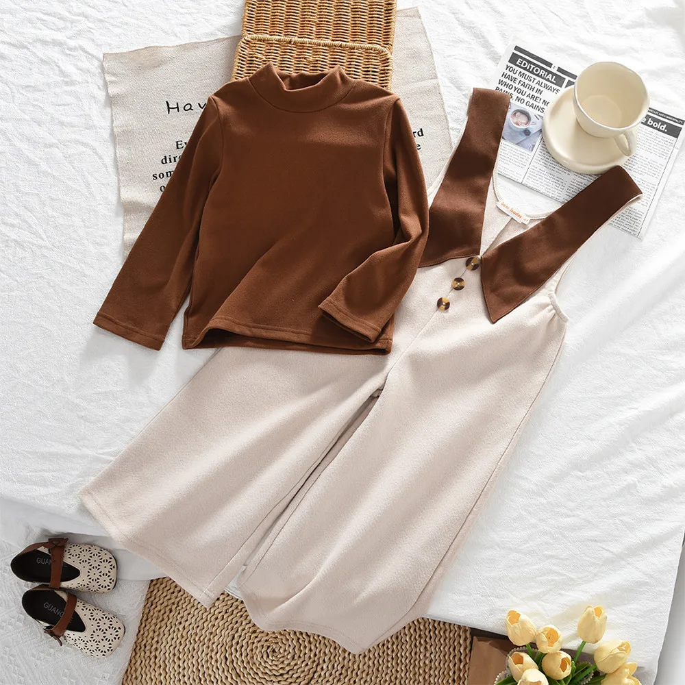 

Осенний новый однотонный детский комплект из двух предметов, корейская версия, повседневная одежда для девочек, топ с длинными рукавами кофейного цвета + комбинезон на лацканах